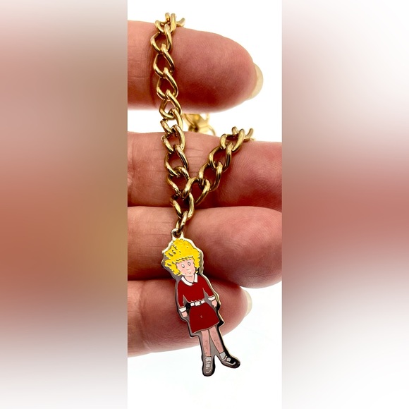 Vintage Signed 1974 Gold Tone Chain Linked Orphan Annie Charm Bracelet - Picture 2 of 6